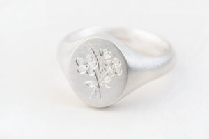 Siegelring Silber mit Handgravur, Blumenmotiv