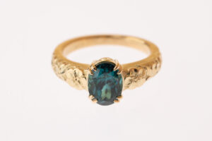 Indigolith, Ringschiene aus 750/- Gelbgold, Blütenmotiv handgraviert