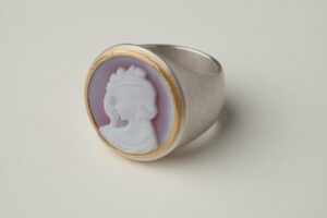 Silberring mit Gemme in Gold gefasst
