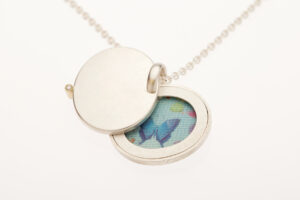 Medaillon mit Schwenkdeckel, Silber, Diamant in Goldfassung