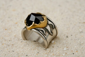 Flammendes Herz. Ring mit Granatrose in Gold gefasst. Ring 925/- Silber